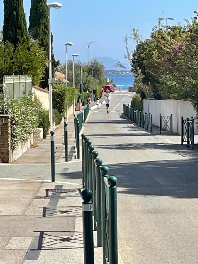 Reve D'Azur, Mazet En Bord De Mer, Parking, Piscine Partagee, Terrasse Bbq & Draps Inclus La Nartelle, 1 Salon, 1 Chambre, 1 Cuisine , 1 Sdb 圣马克西姆 外观 照片
